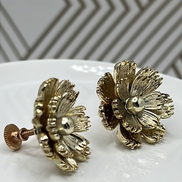 Vintage Gold Lisner Flower Screw On Earrings. - Picture 2 of 5